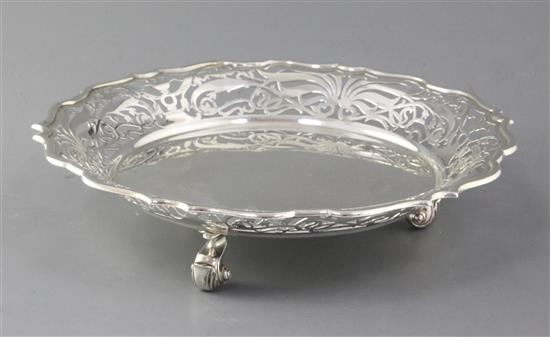 A George V pierced silver shaped circular shallow bowl by Goldsmiths & Silversmiths Co Ltd, 16 oz.